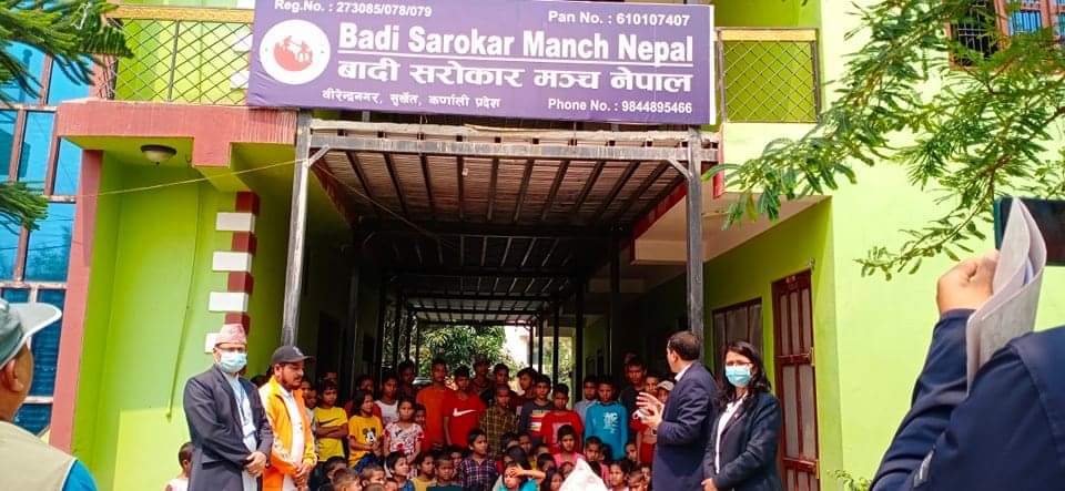 बादी समुदायका बालबालिकालाई शैक्षिक सामाग्री हस्तान्तरण